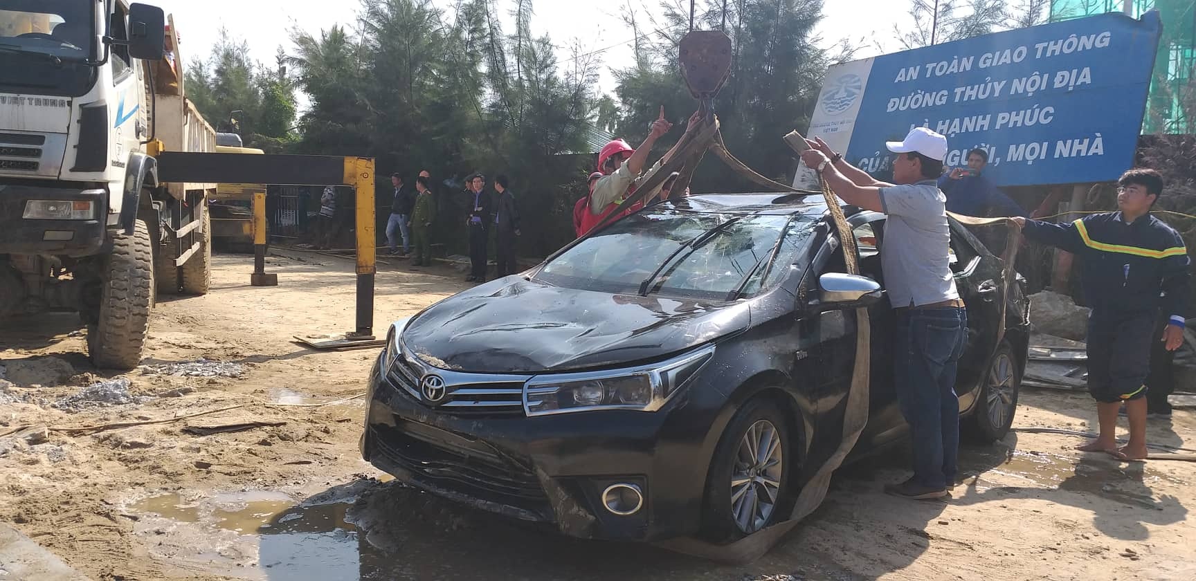 oto lao xuong song Thu Bon anh 4