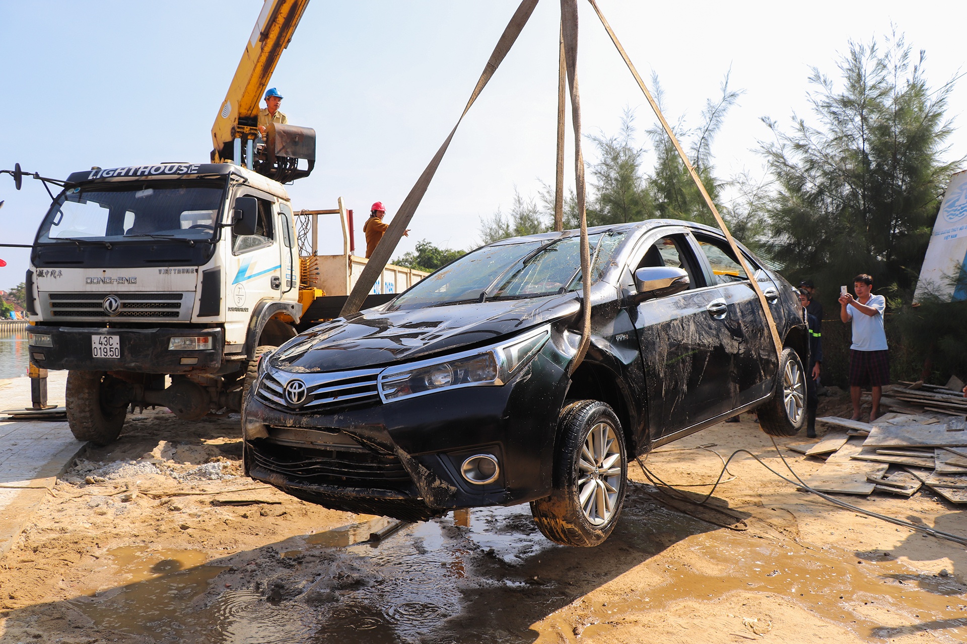 oto lao xuong song anh 1