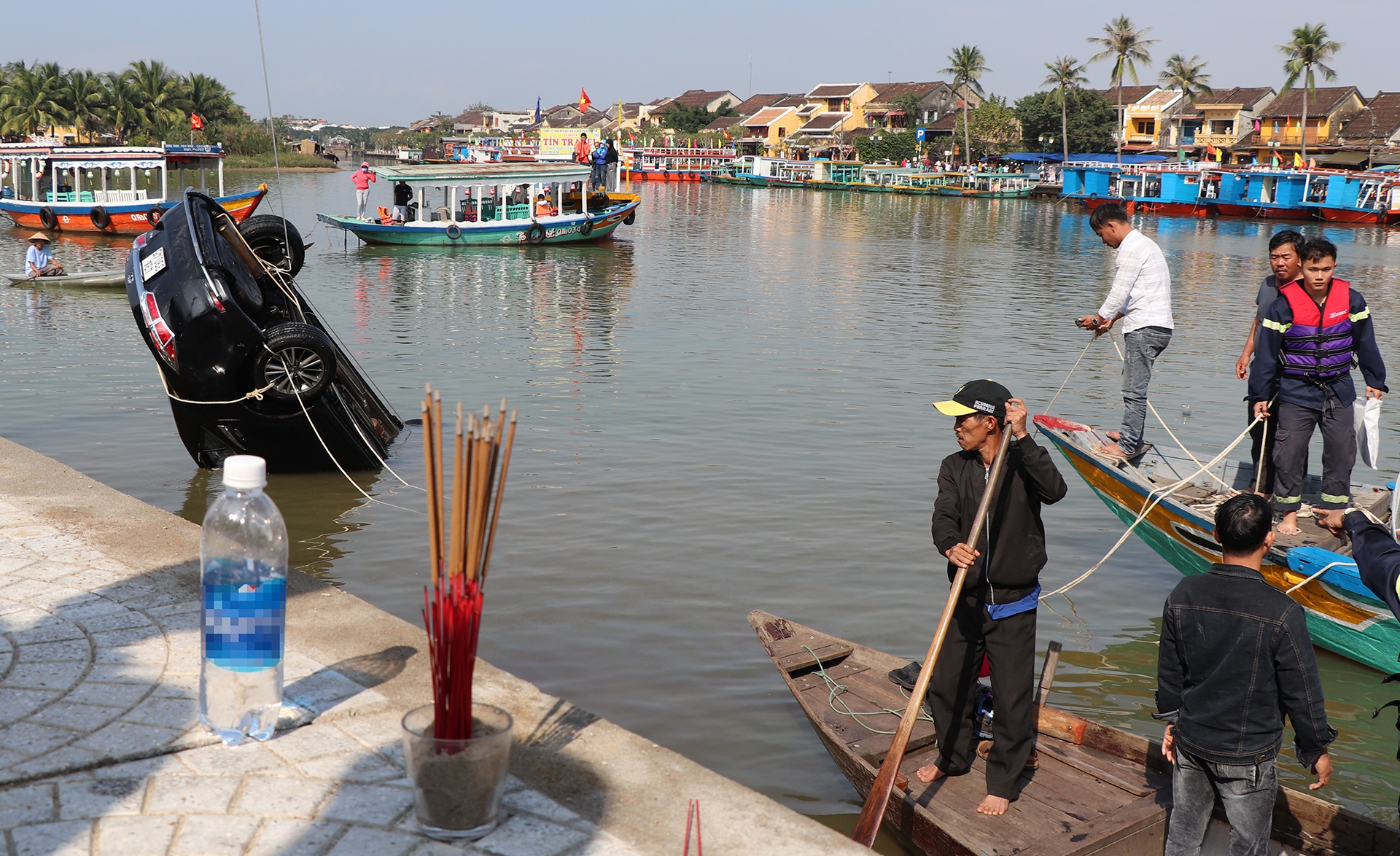 ôtô lao xuống sông ảnh 2 oto lao xuong song anh 2