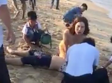 8 thieu nien bi nuoc cuon khi tam bien chieu mung 4 Tet hinh anh