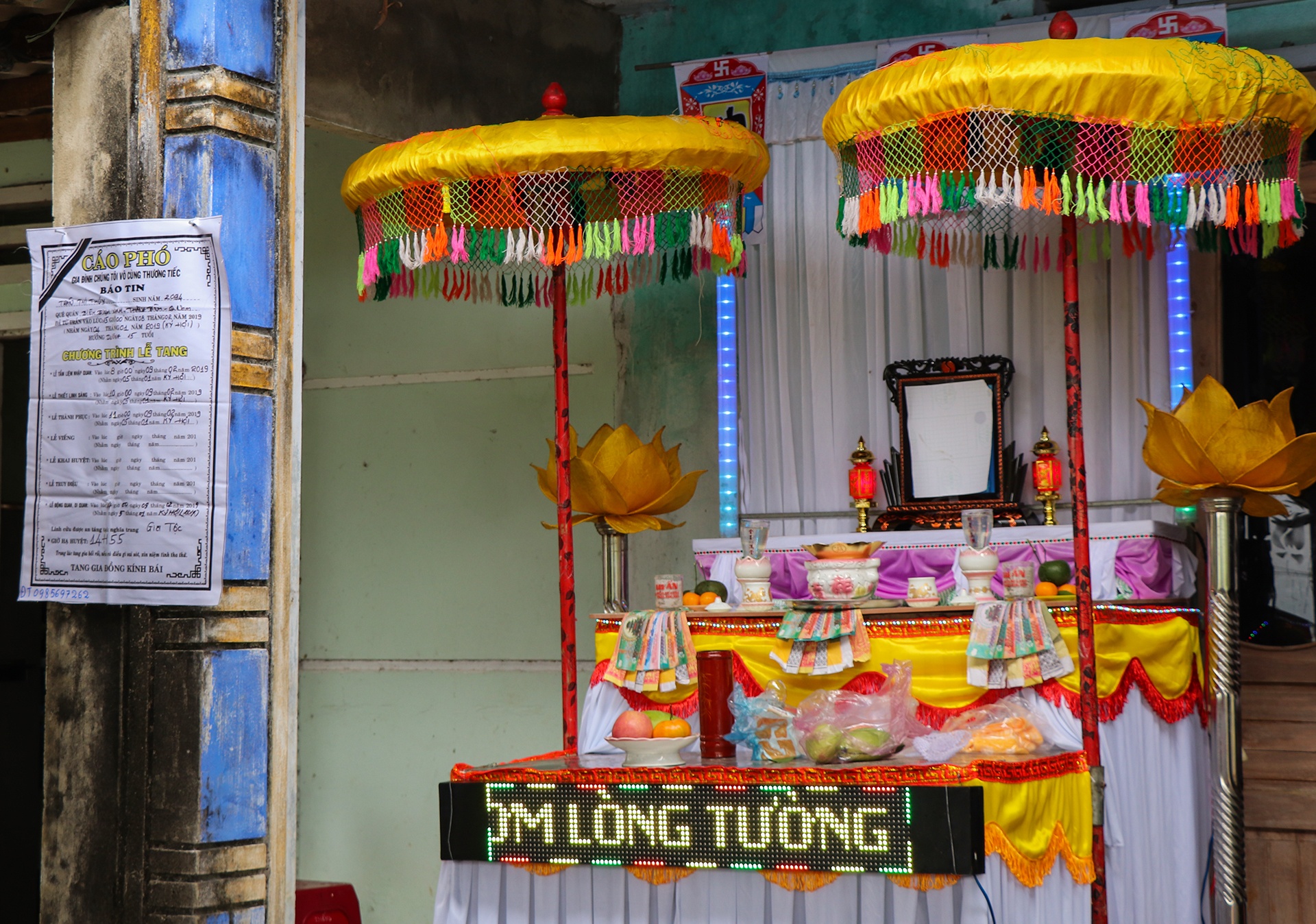 Nguoi than lam dam tang cho nan nhan xau so vu 8 thieu nien duoi nuoc hinh anh