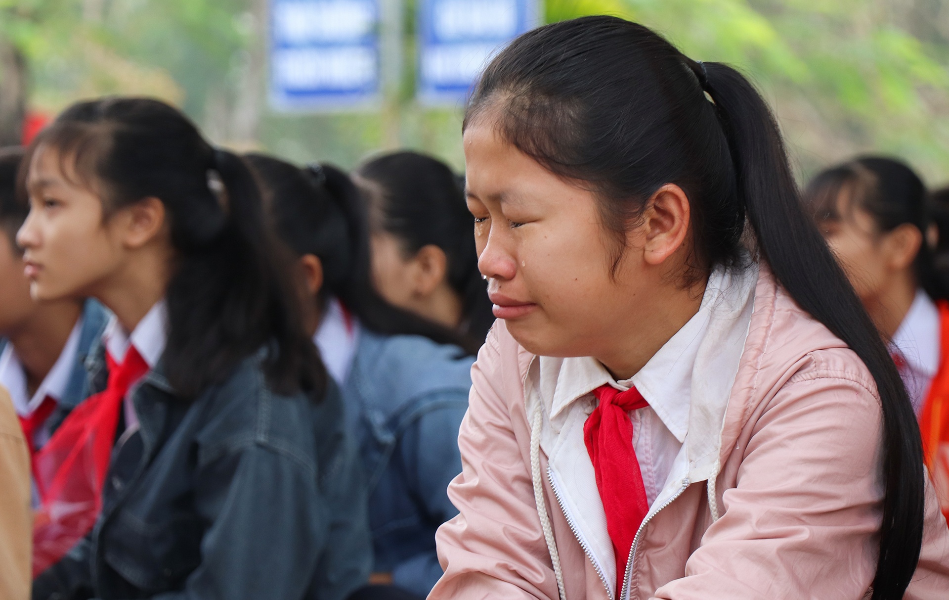 Buoi hoc dau nam dam nuoc mat o ngoi truong co 6 hoc sinh duoi nuoc hinh anh