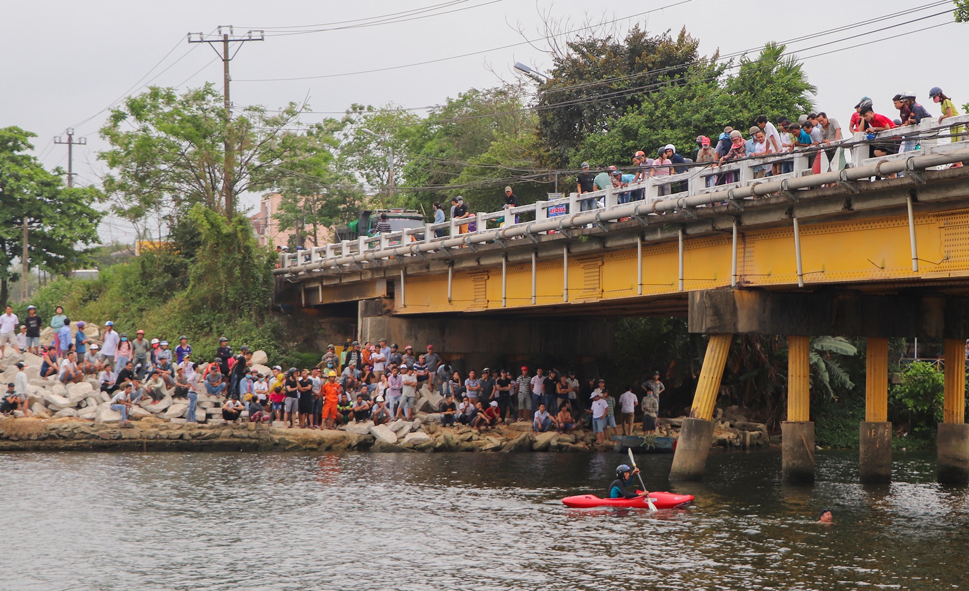 Nam thanh nien bo lai xe may, nhay cau Tam Ky tu tu hinh anh
