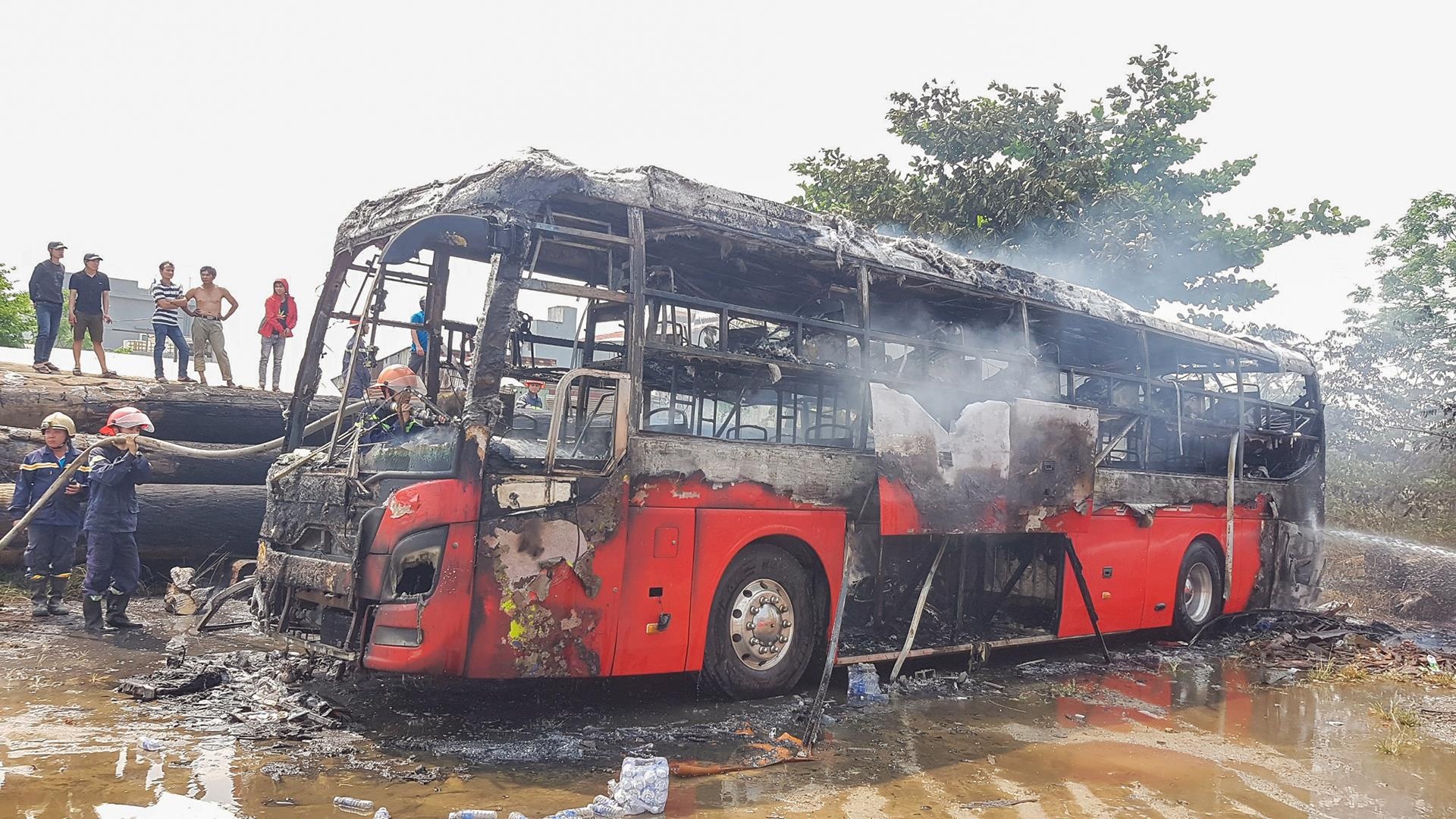 Xe giuong nam chay tro khung trong ben xe hinh anh