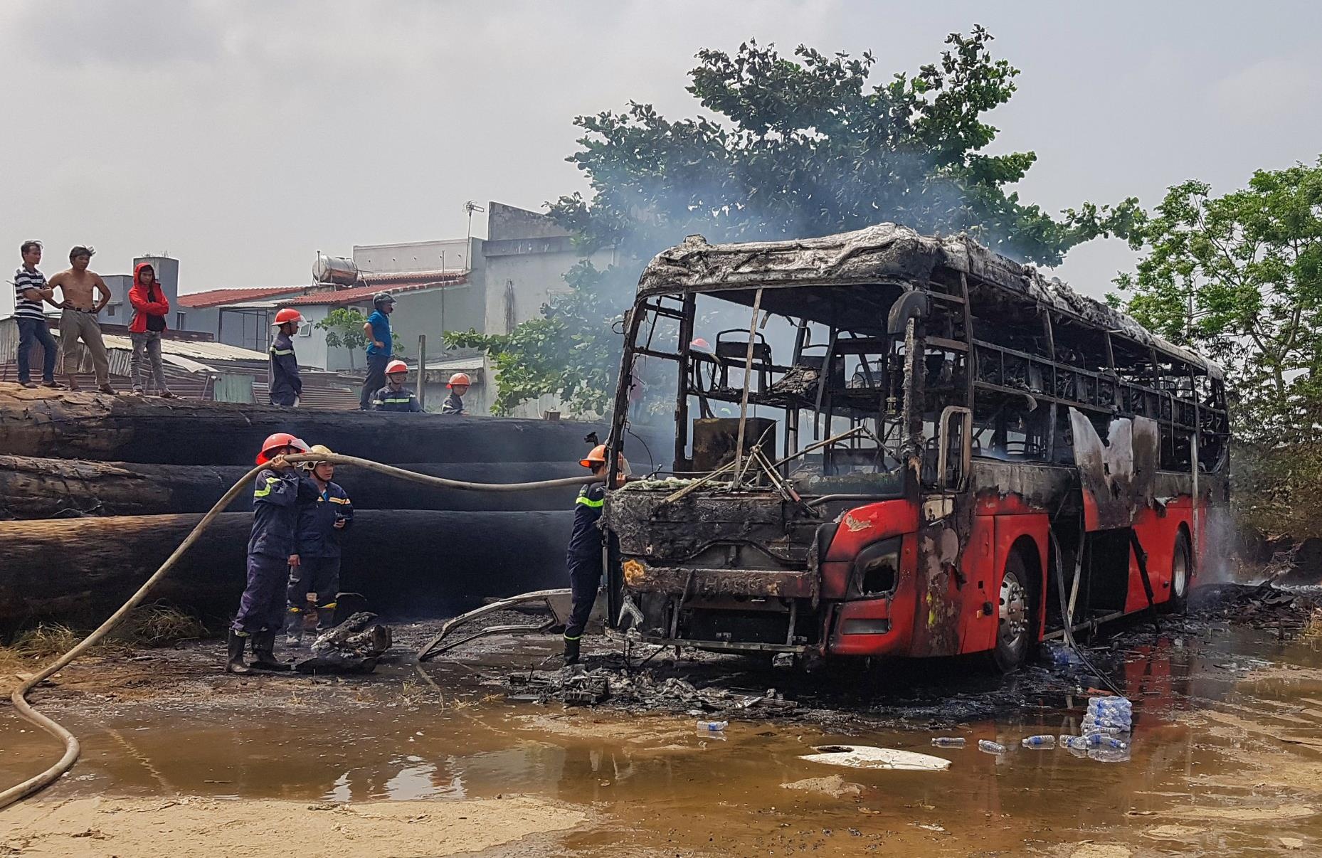 Xe khach boc chay tro khung khi dau trong ben hinh anh