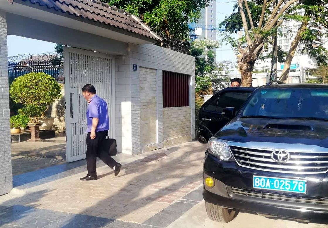 Cong an kham xet nha cuu lanh dao So Tai chinh lien quan Vu 'nhom' hinh anh