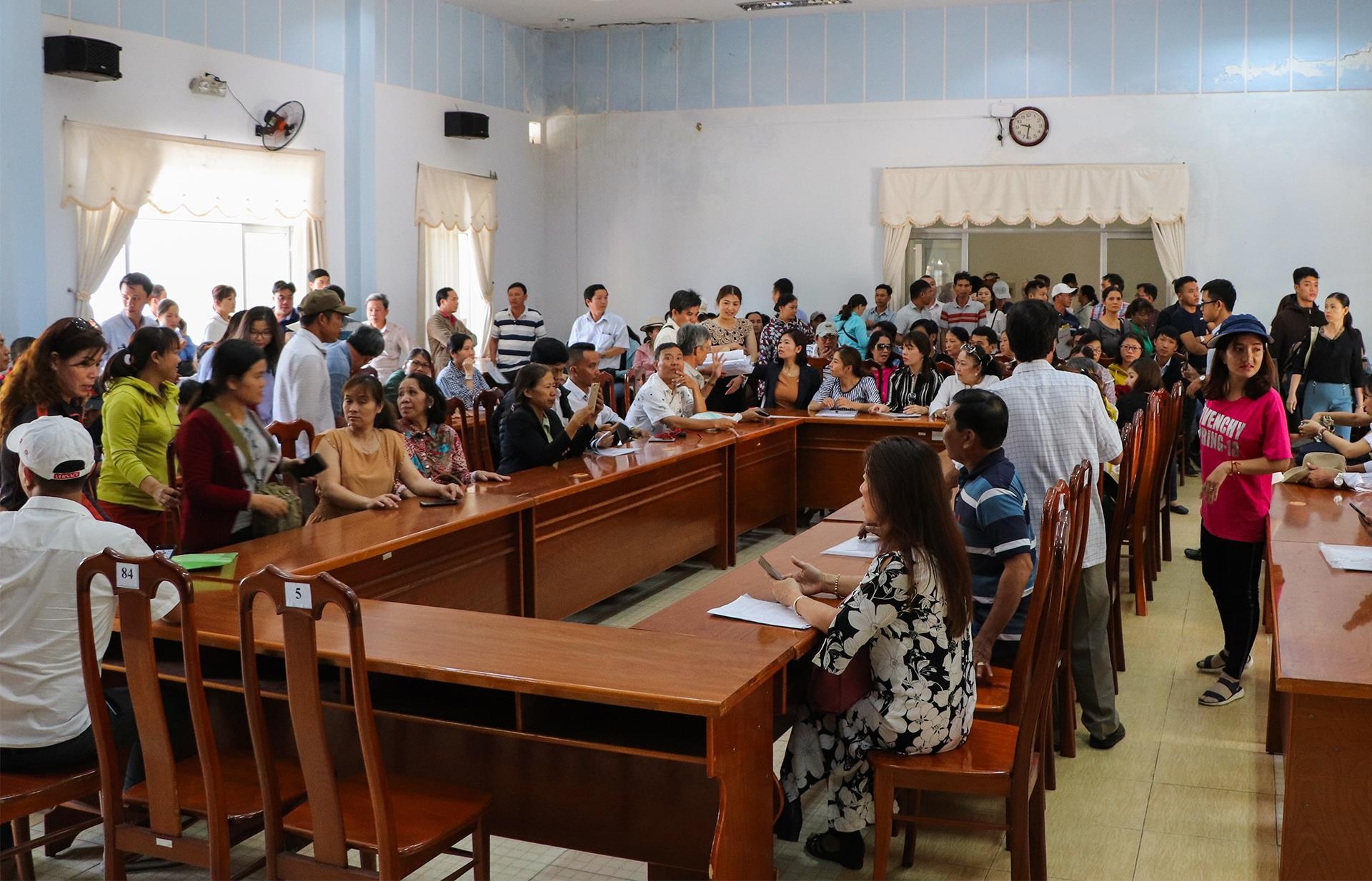 Khach mua dat mang don keu cuu den tru so tiep dan Quang Nam hinh anh