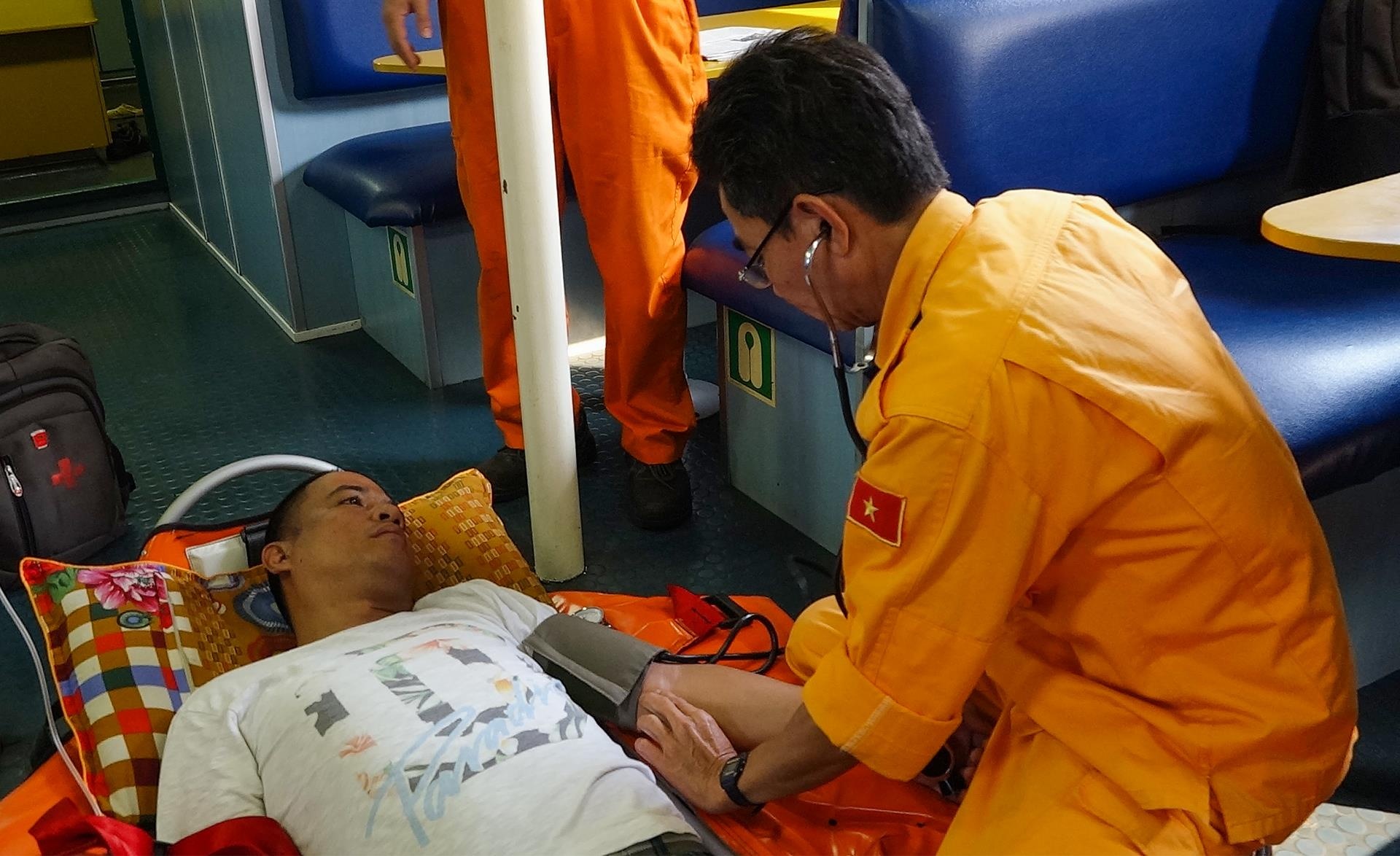 Vuot bien xuyen dem cuu thuyen vien nuoc ngoai gap nan hinh anh