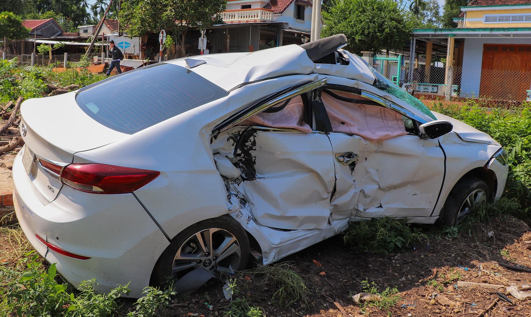 Tau hoa tong oto, 3 nguoi bi thuong hinh anh