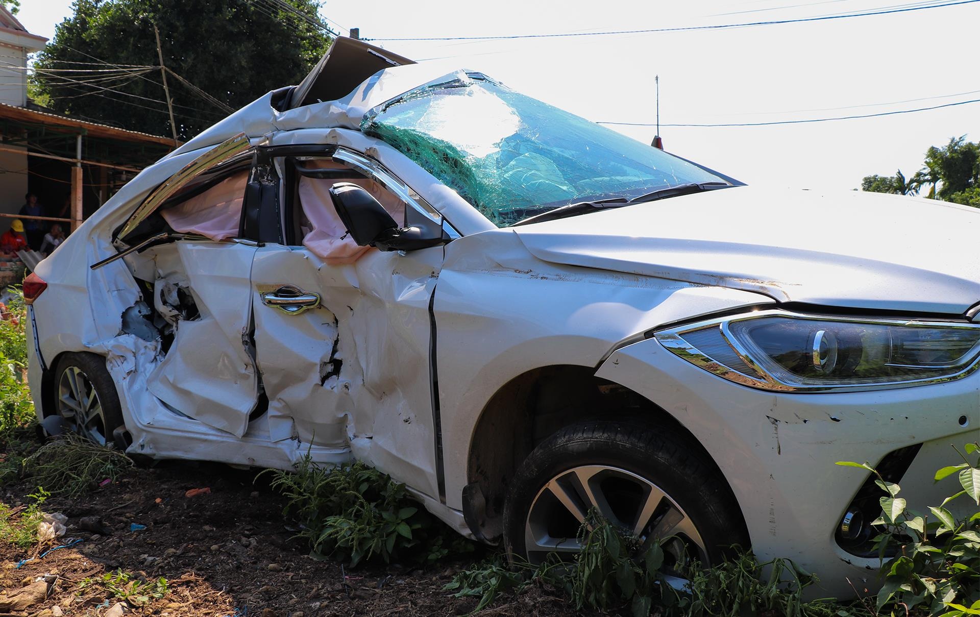 Qua duong thieu quan sat, oto bi tau hoa dam trung hinh anh