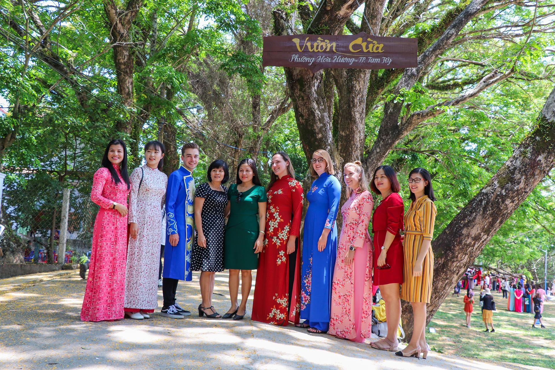 Tam Ky ruc vang sac hoa sua anh 8