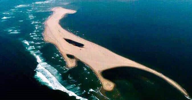 Con cat o bien Cua Dai co the gay mat an toan cho tau thuyen hinh anh