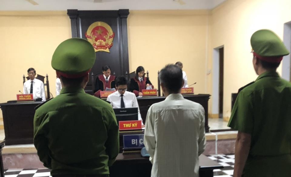 Thay giao hiep dam hoc sinh bi tang an len chung than hinh anh