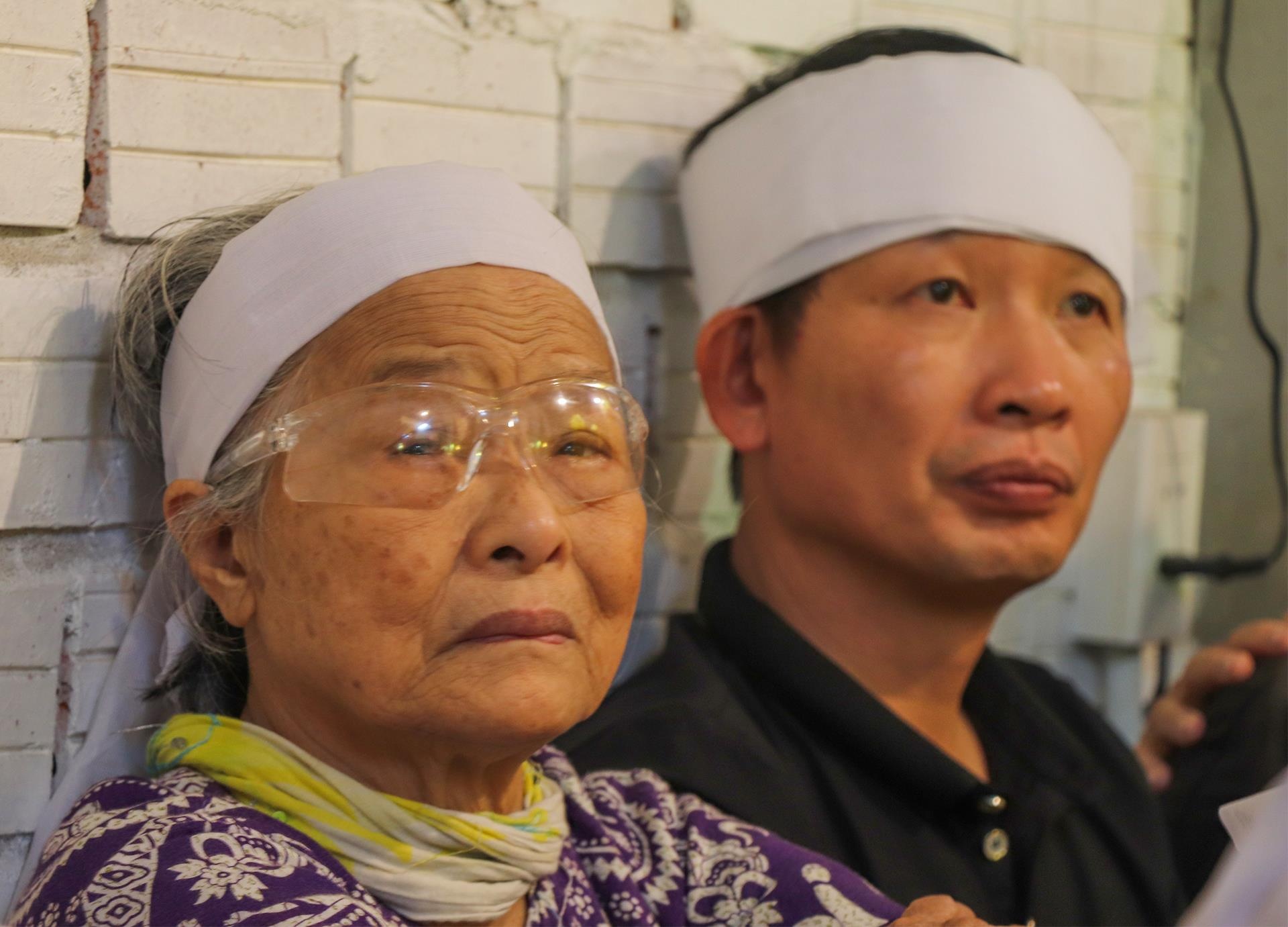 Can nuoc mat o dam tang 9X duoi nuoc khi cuu 2 nu sinh hinh anh