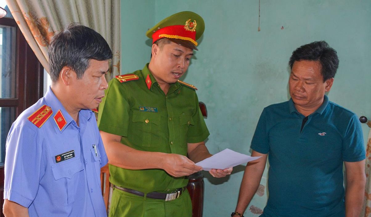 Gay that thoat gan 2 ty, 3 can bo trung tam phat trien quy dat bi bat hinh anh