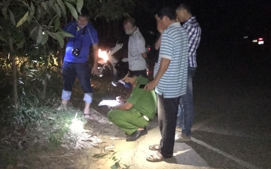 Phat hien thi the nguoi dan ong duoi vuc sau 5 m hinh anh