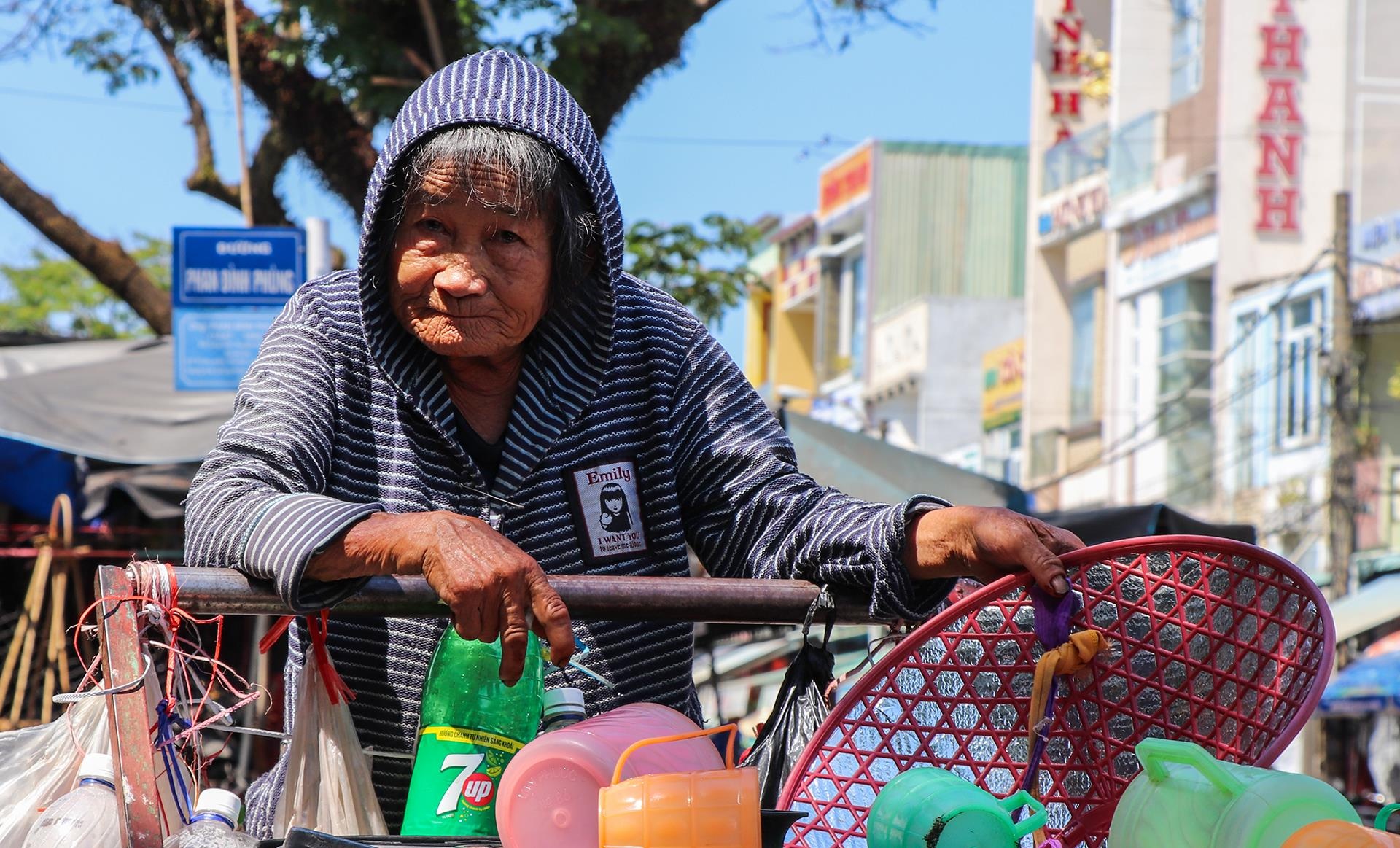 Nguoi dan Quang Nam chat vat muu sinh duoi nang nong hinh anh