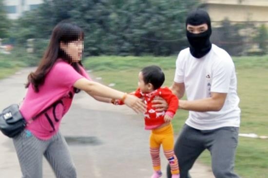 Bac tin don bat coc tre em o thanh pho Tam Ky hinh anh