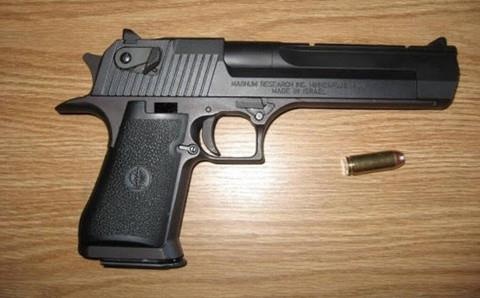 Truy tim nhom khach no sung lam 2 nhan vien quan karaoke trong thuong hinh anh