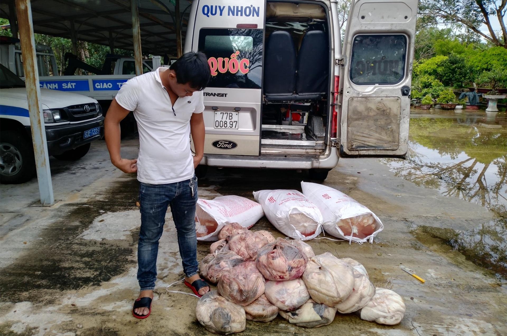 CSGT phat hien 500 kg thit hoi thoi tren xe cho khach hinh anh