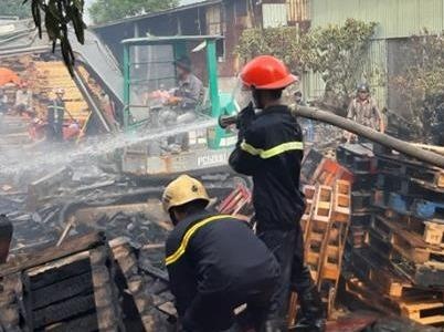 Nha xuong 1.000 m2 boc chay giua trua hinh anh