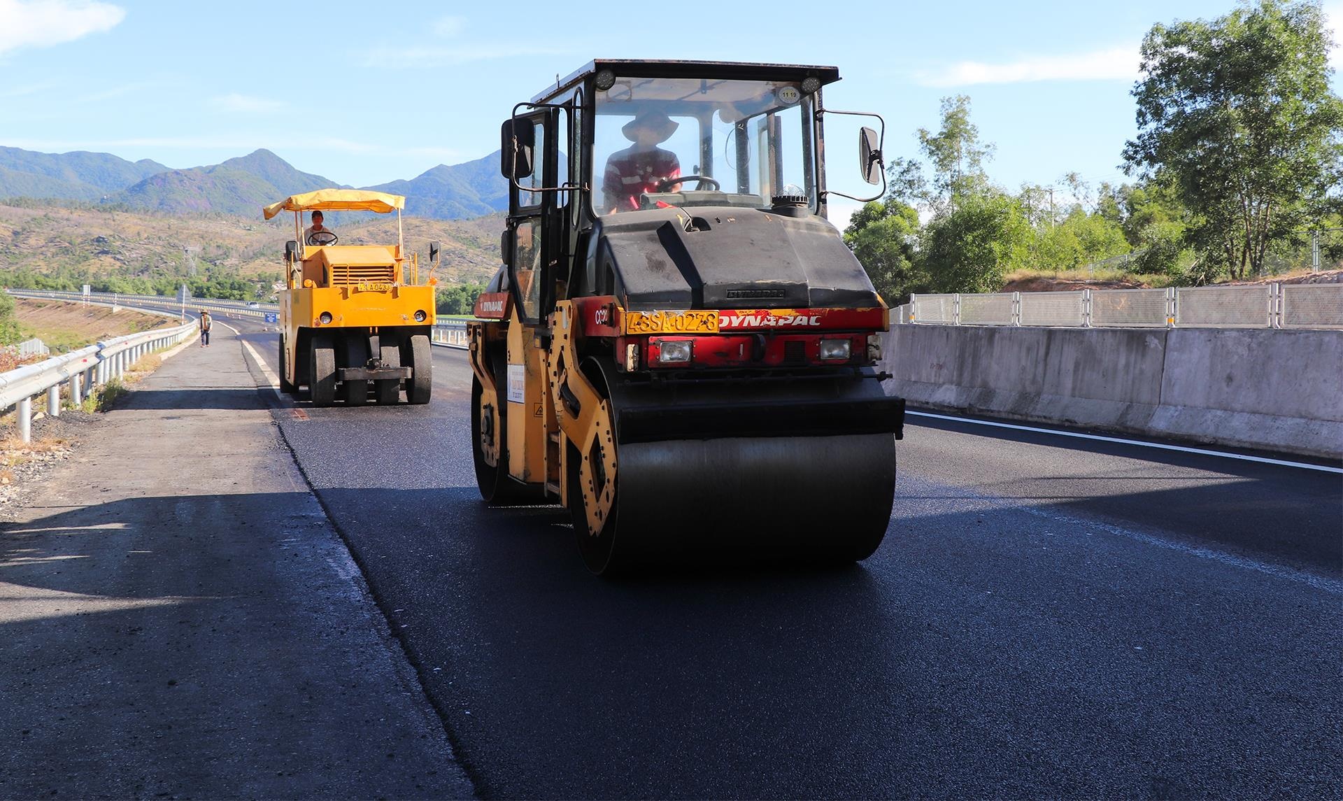 Cao toc 34.500 ty Da Nang - Quang Ngai tiep tuc bi lun hinh anh