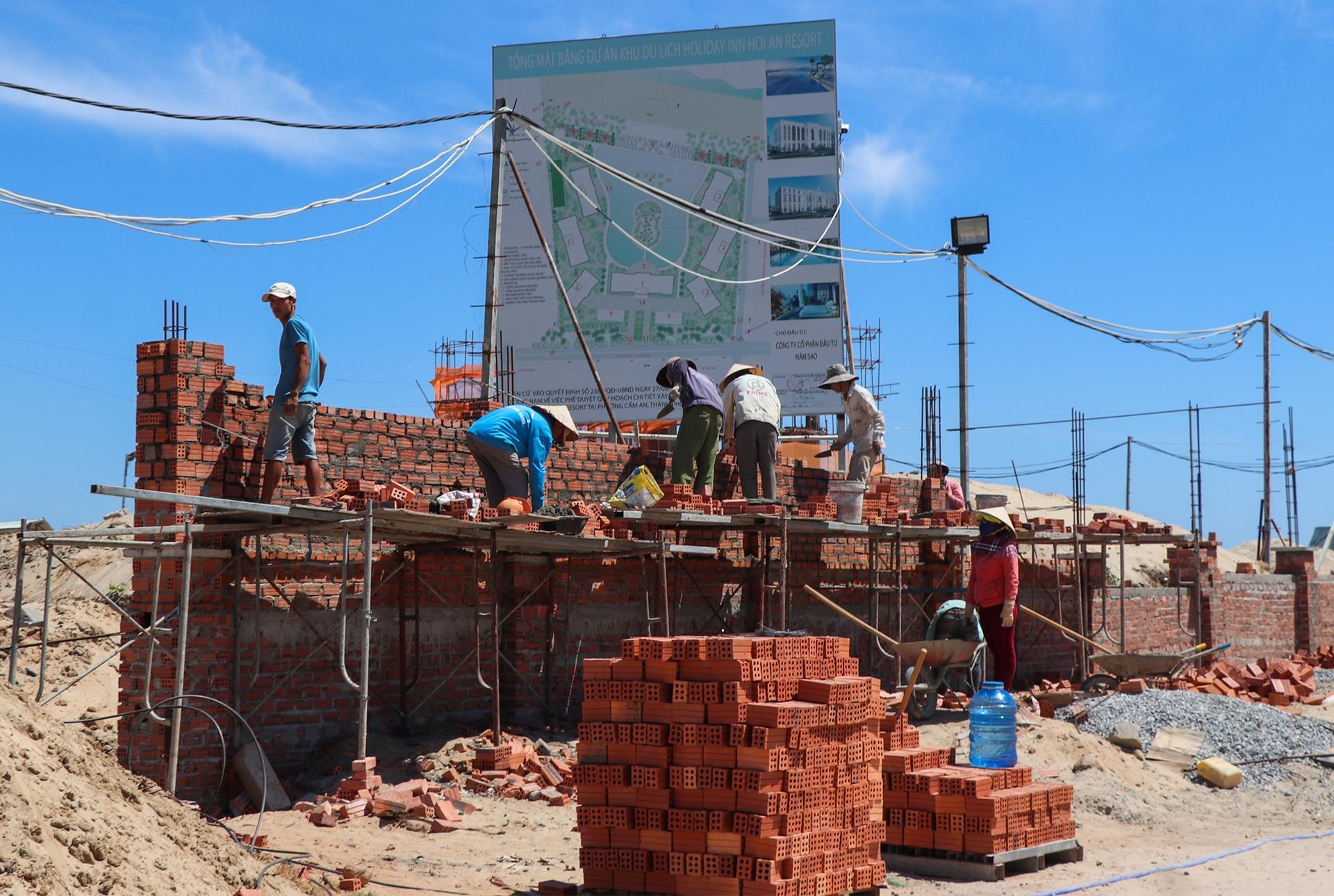 Nguoi dan phan doi doanh nghiep chan duong ra bien An Bang hinh anh