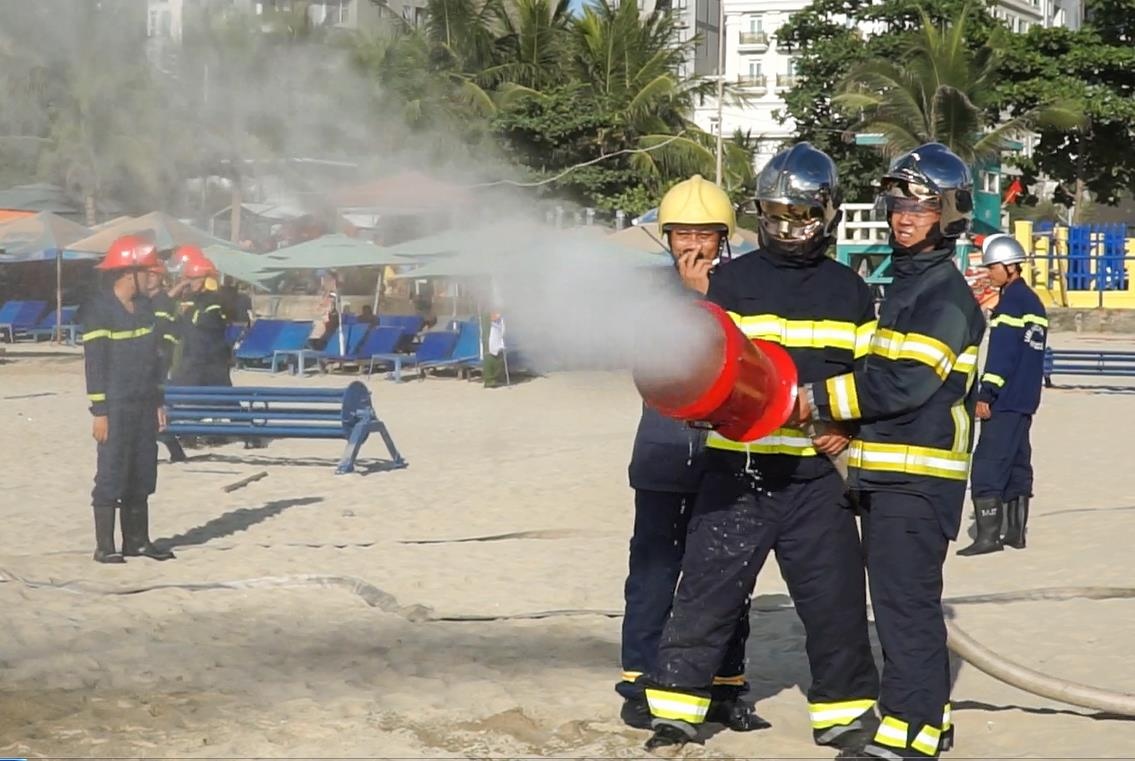 Hang tram canh sat, quan doi dien tap ung pho su co tran dau tren bien hinh anh