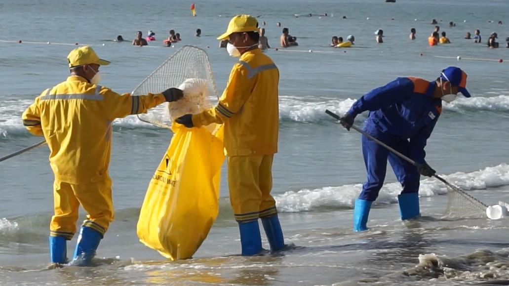 Hon 200 chien si, quan doi tham gia don dep dau loang hinh anh