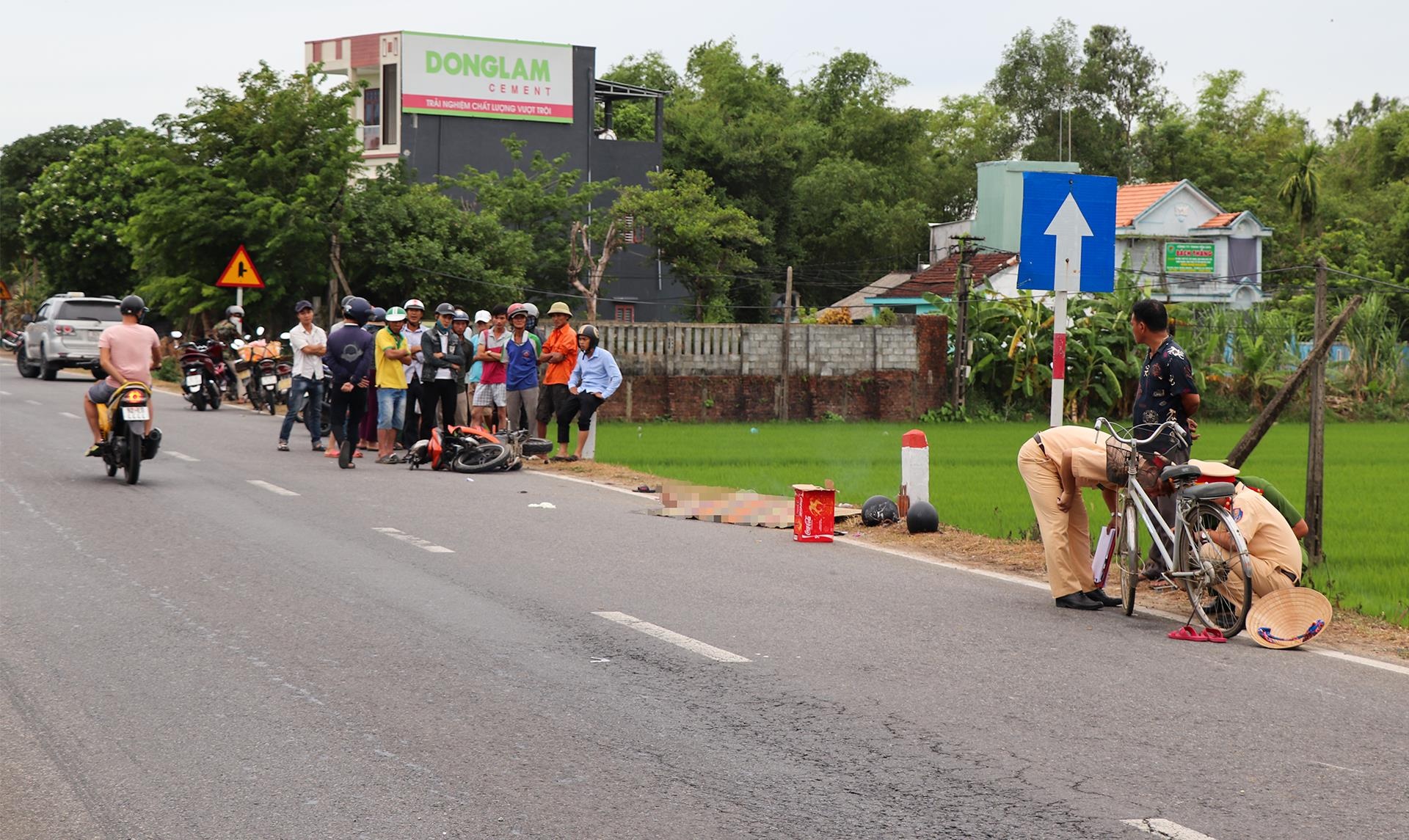 đâm xe vào cột mốc tử vong ảnh 1 dam xe vao cot moc tu vong anh 1