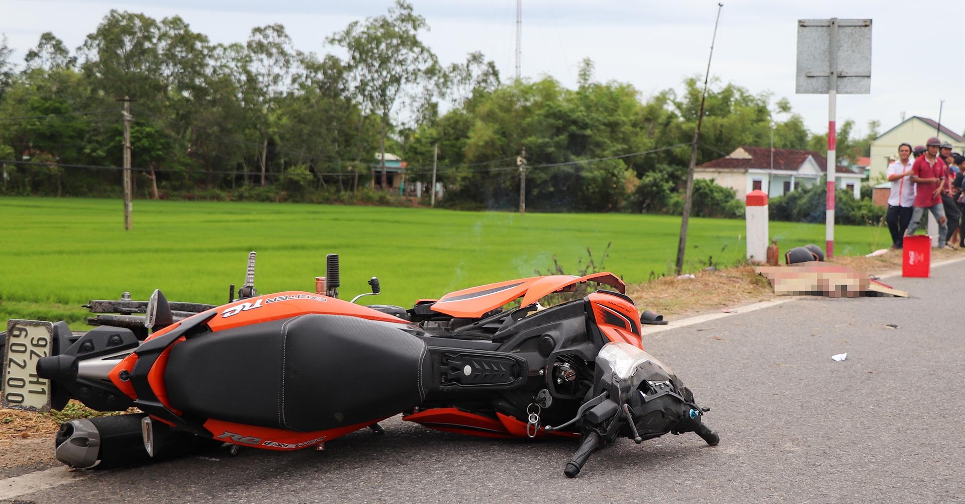 Tranh xe dap qua duong, thanh nien chay Exciter dam cot moc tu vong hinh anh