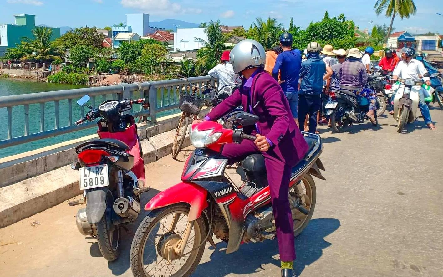 Cu ong 74 tuoi de lai xe may roi nhay cau tu tu hinh anh