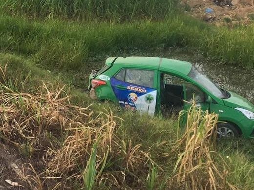 Taxi Mai Linh bi tau hoa tong vang xuong ruong, 2 nguoi thiet mang hinh anh