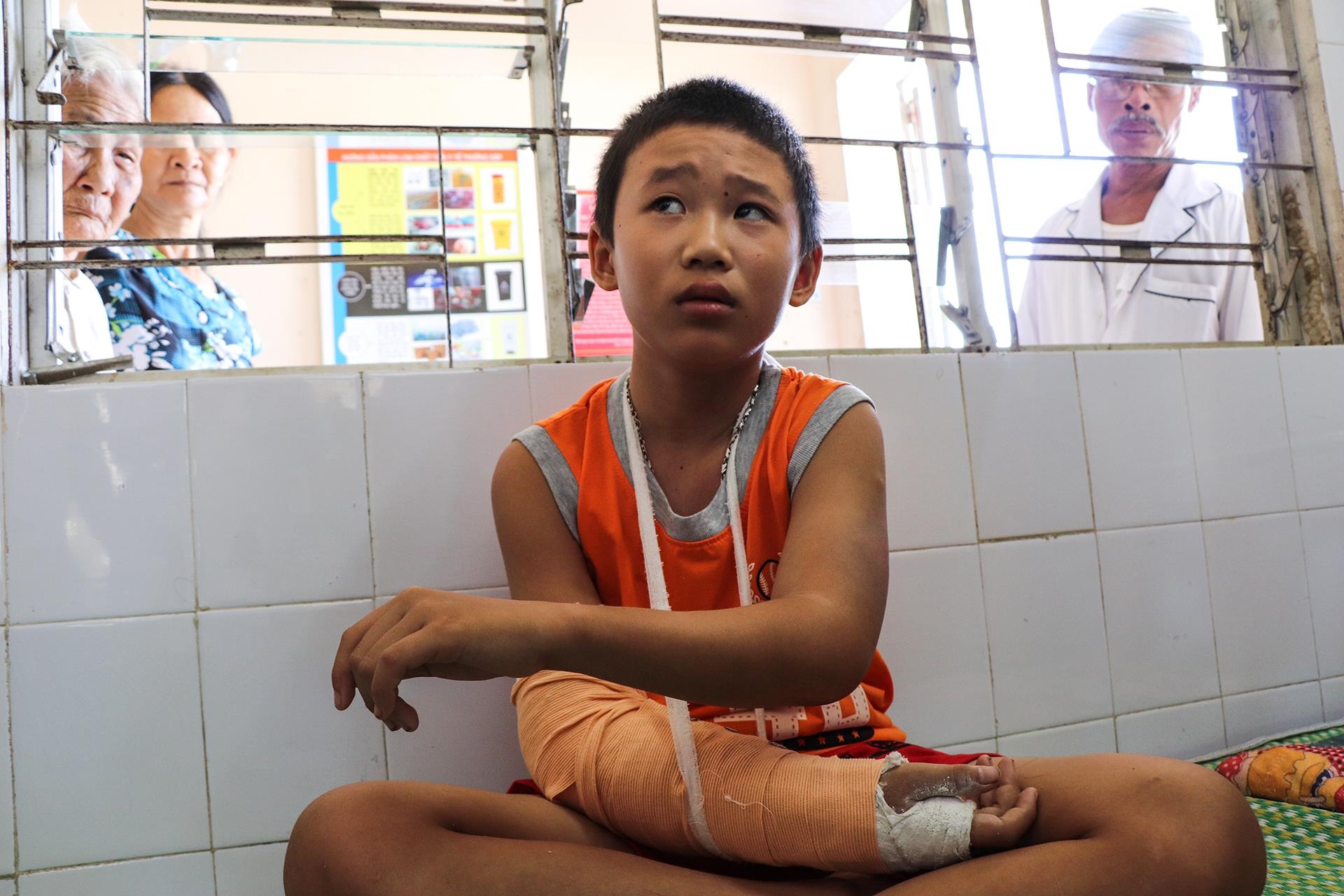 be trai bi cuop giua trua anh 3