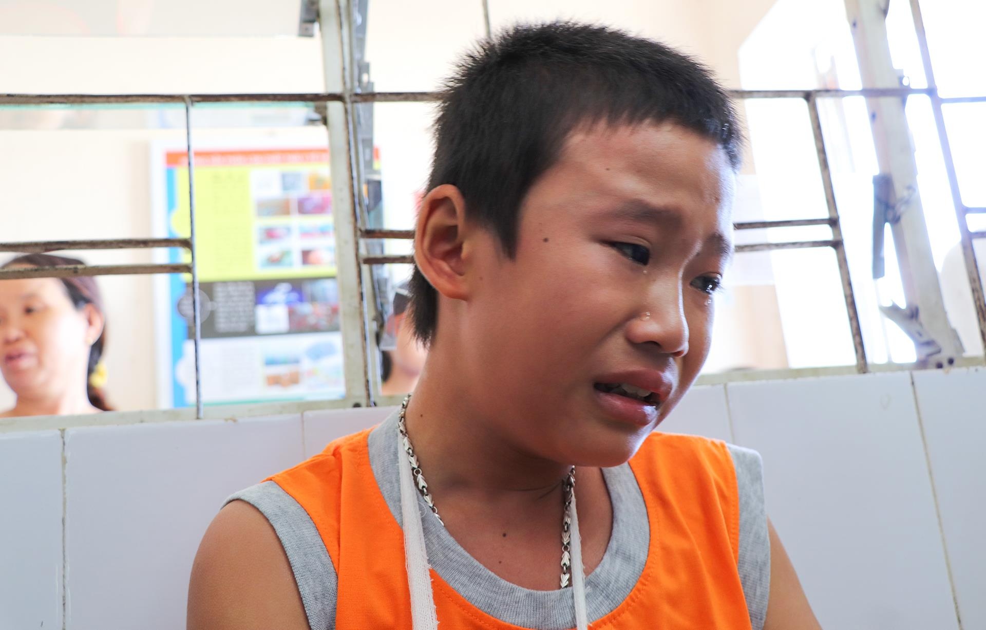 Be trai 13 tuoi to bi danh gay tay, cuop ve so giua trua hinh anh