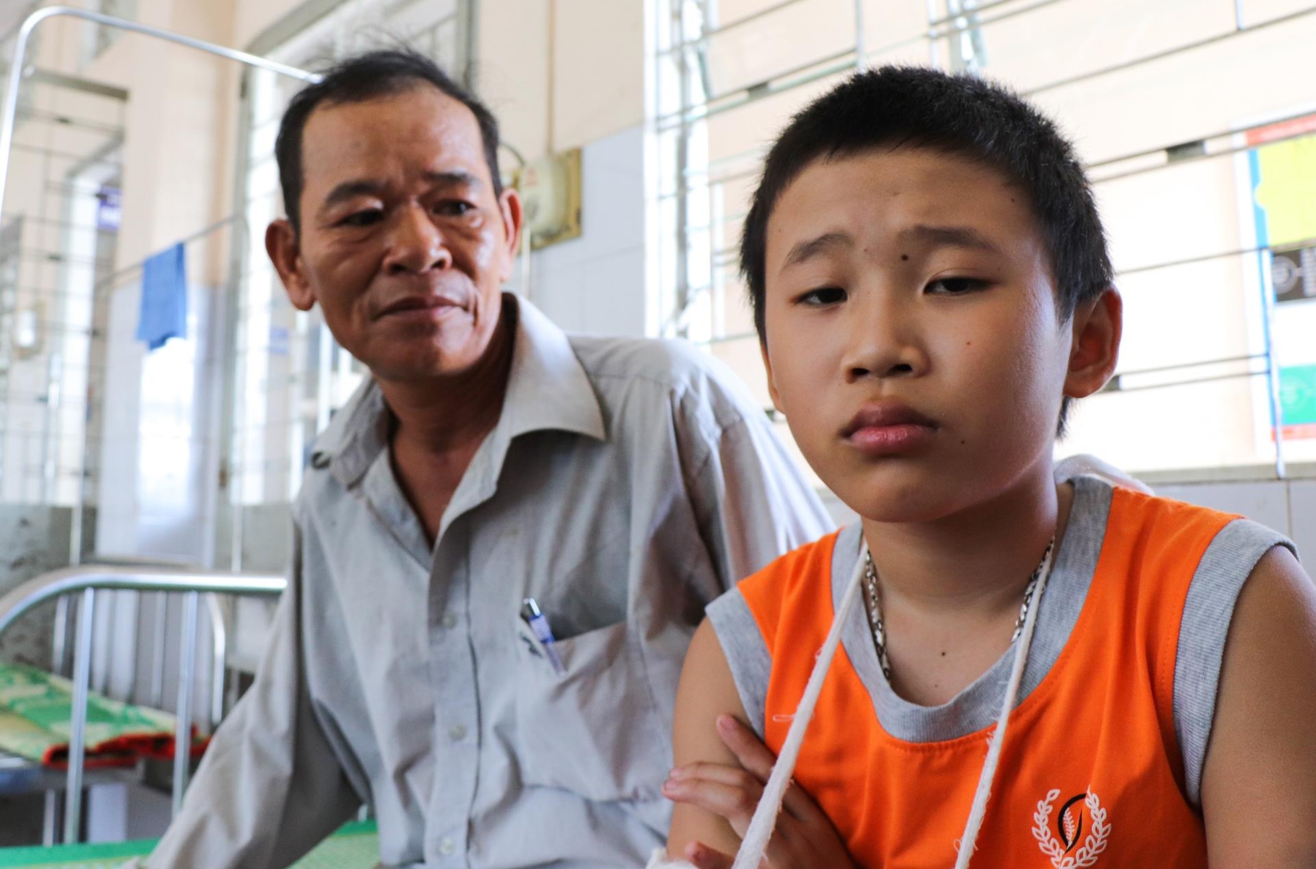 Nhan chung ke luc phat hien be trai ban ve so nam ben duong keu cuu hinh anh