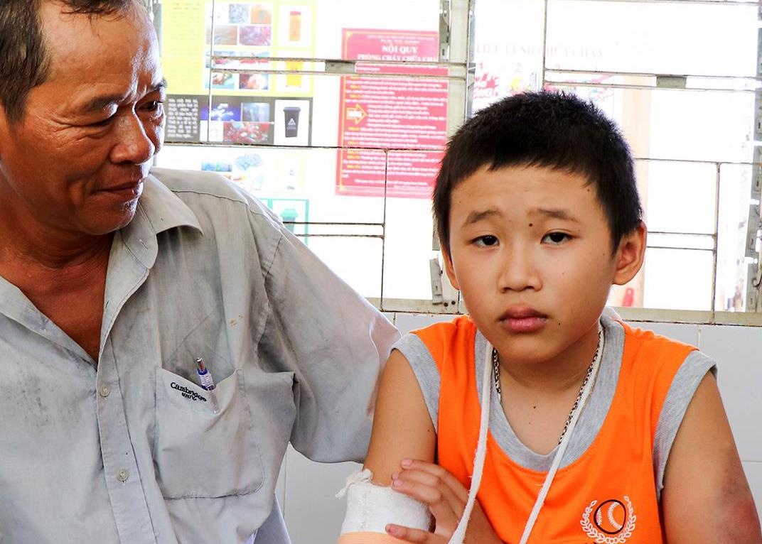 Be trai bi danh gay tay: Ca nha con di ban ve so nuoi ba benh tam than hinh anh