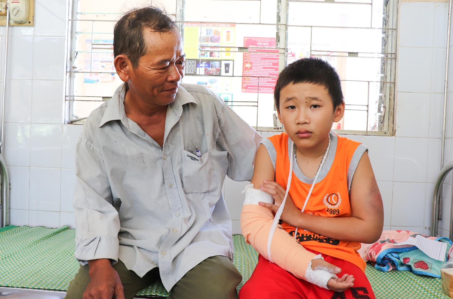 be trai bi cuop giua trua anh 2