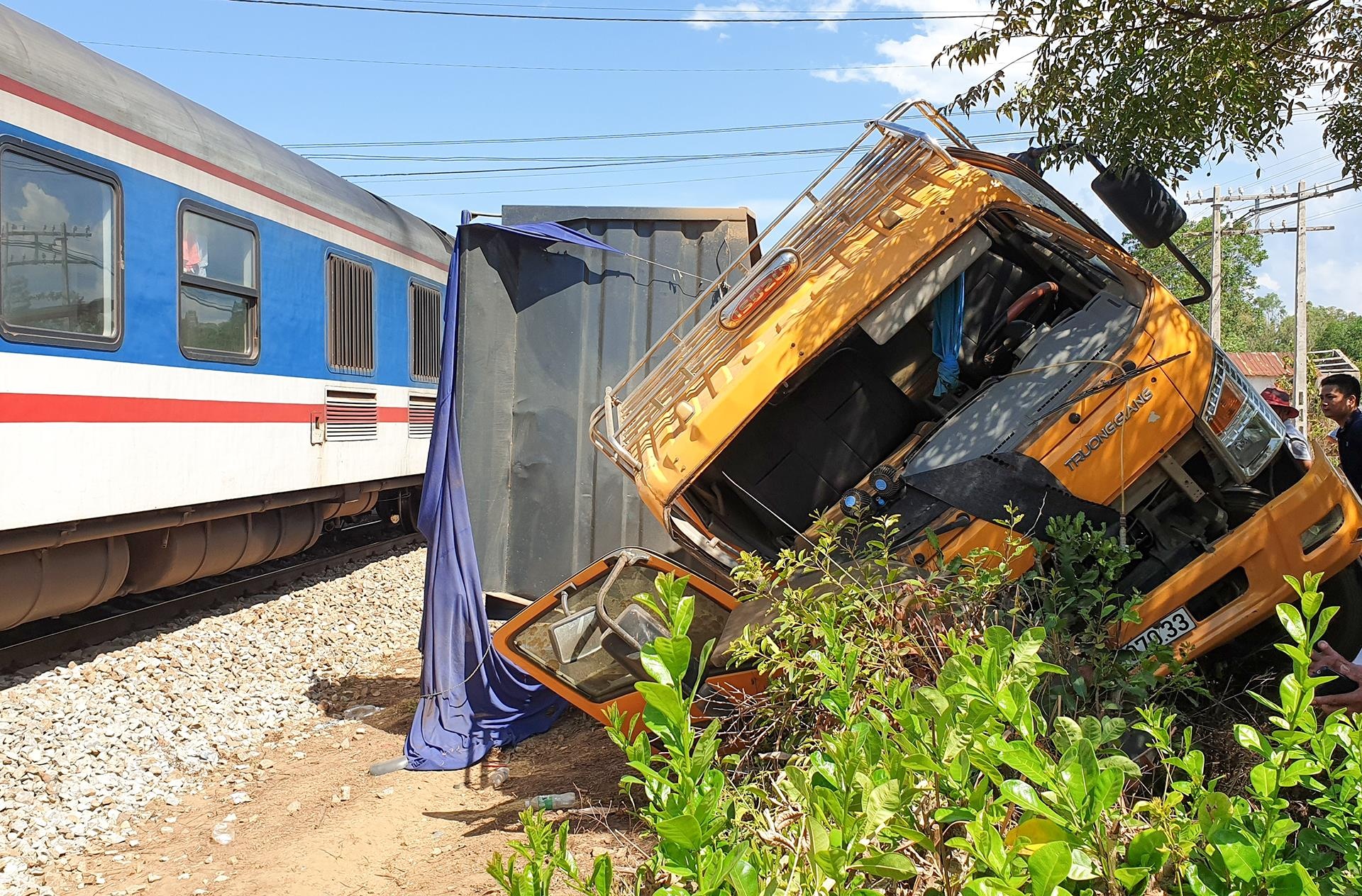 Tau hoa hat vang xe tai 10 m, duong sat Bac - Nam te liet hon 1 gio hinh anh