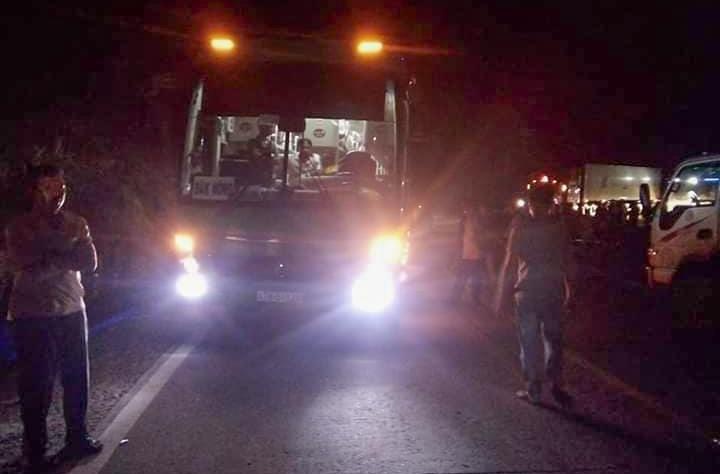 Oto khach giuong nam tong truc dien xe may, 2 nguoi tu vong hinh anh