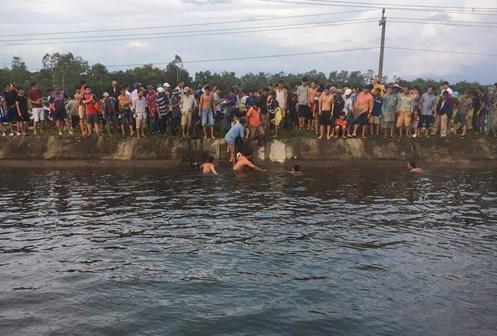 thanh nien tam kenh duoi nuoc anh 1