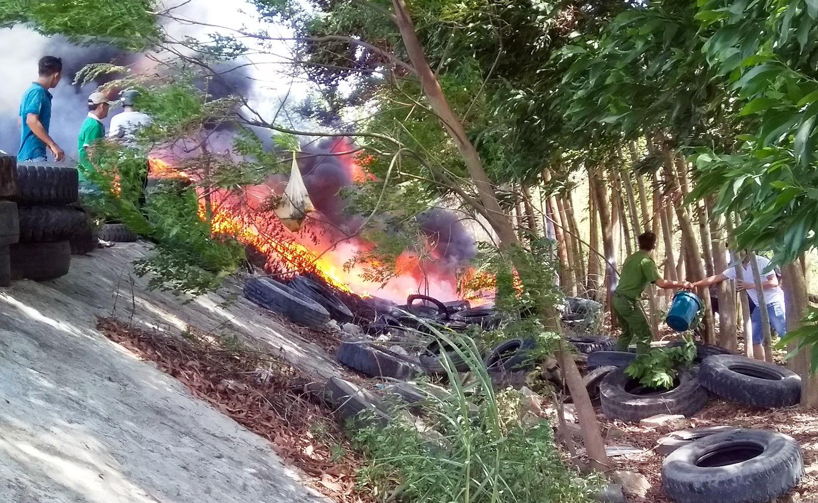 cháy lốp xe gây ùn tắc ảnh 1 chay lop xe gay un tac anh 1