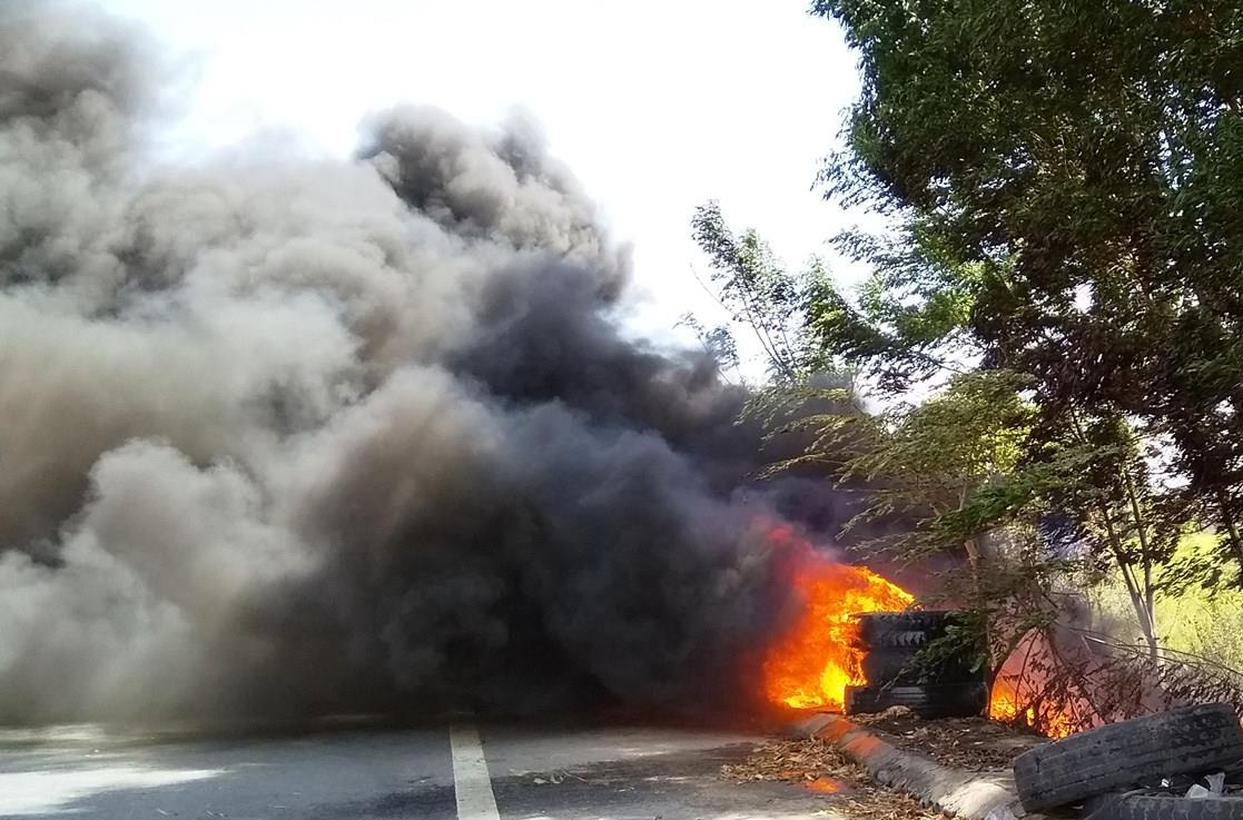 Chay lop oto cu, quoc lo 1 ket xe hon 1 gio hinh anh