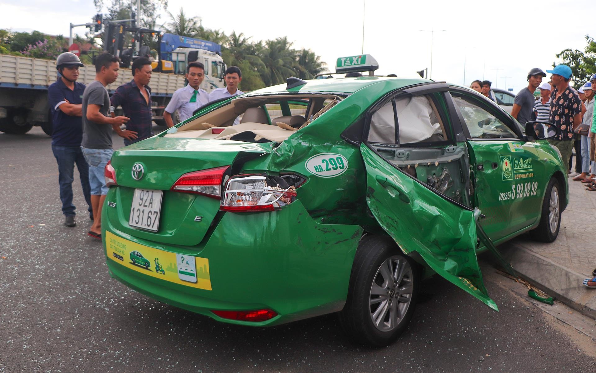 Xe tai va taxi tong nhau, mot nguoi chet hinh anh