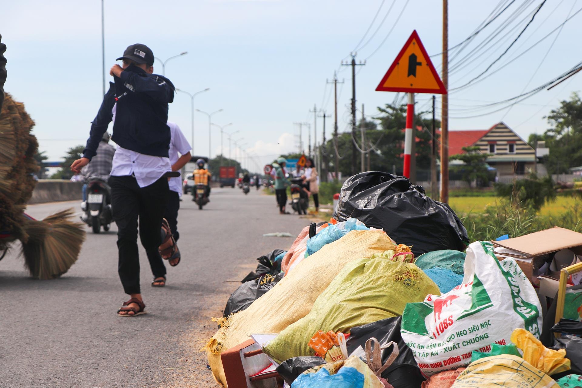 rac chat dong tren quoc lo 1 anh 9