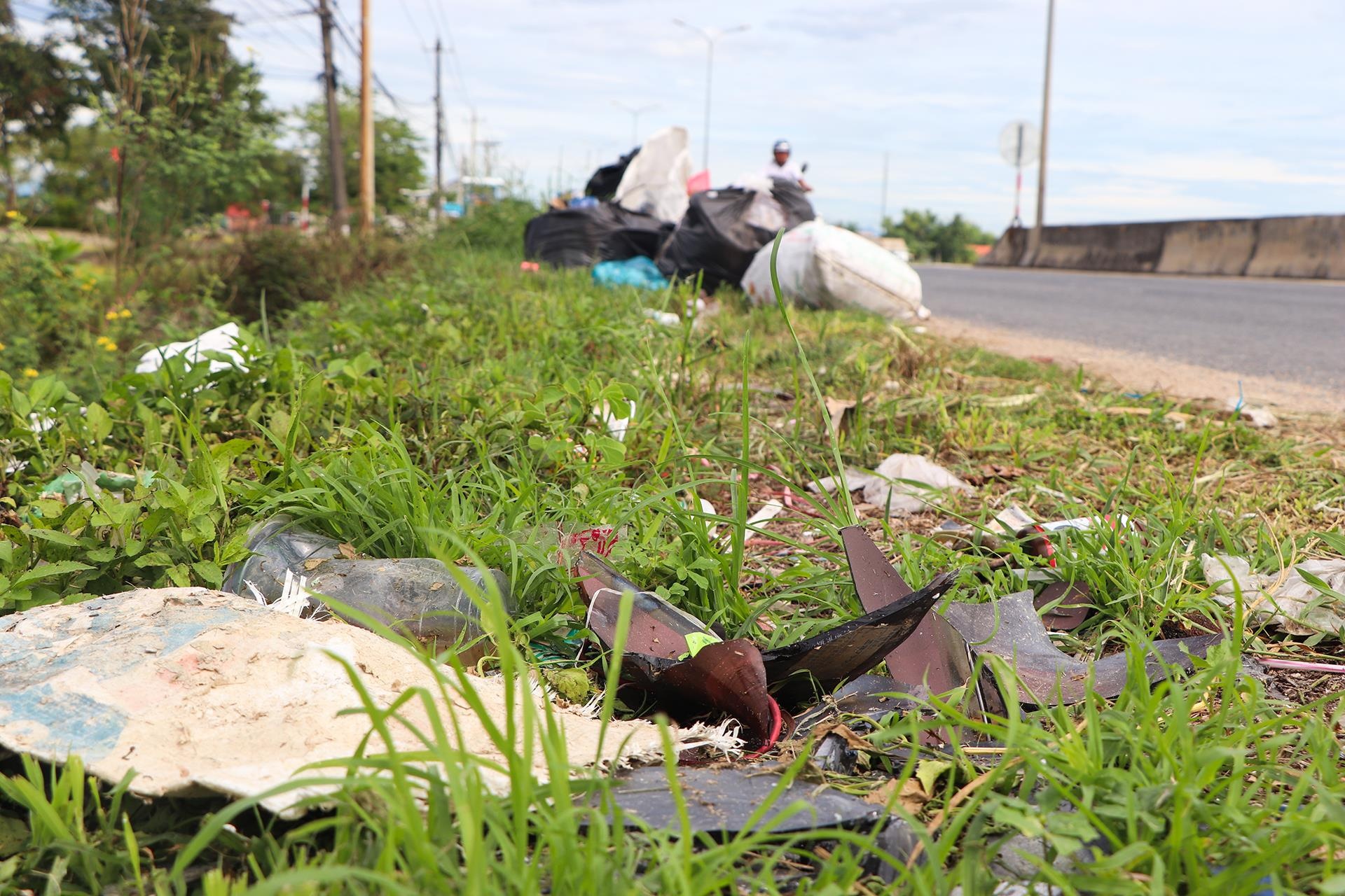 rac chat dong tren quoc lo 1 anh 10