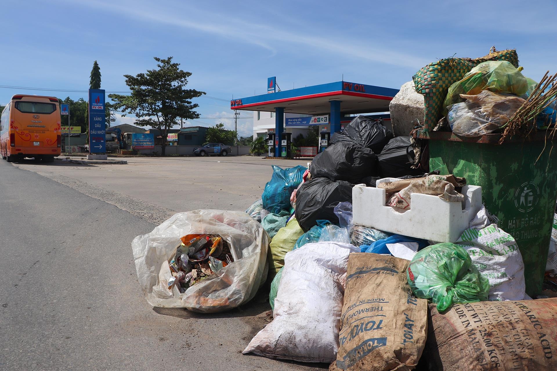 Rac thai chat dong nhieu km doc quoc lo 1 hinh anh