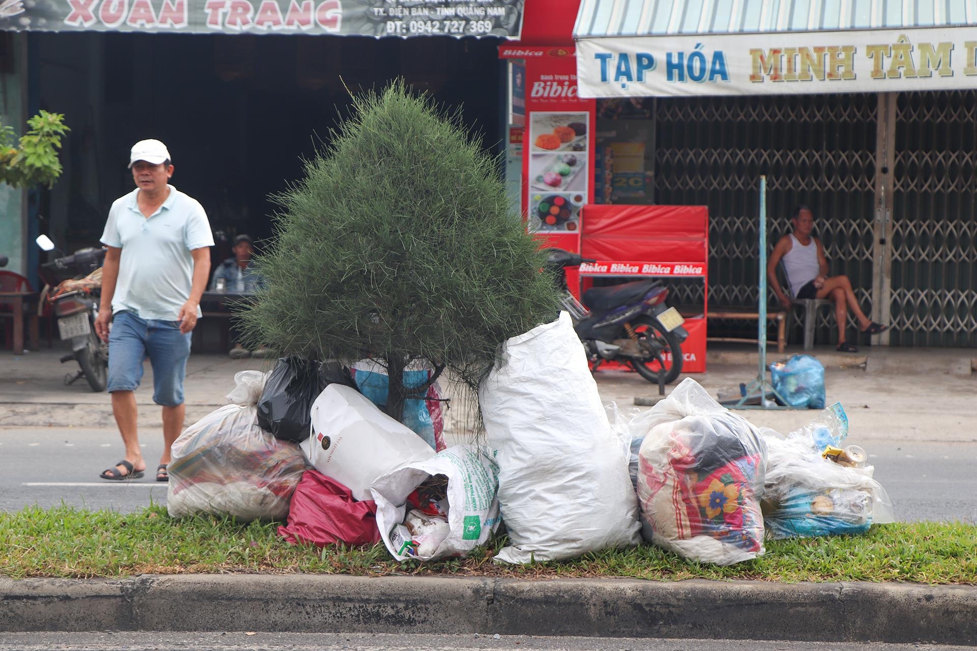 rac chat dong tren quoc lo 1 anh 2