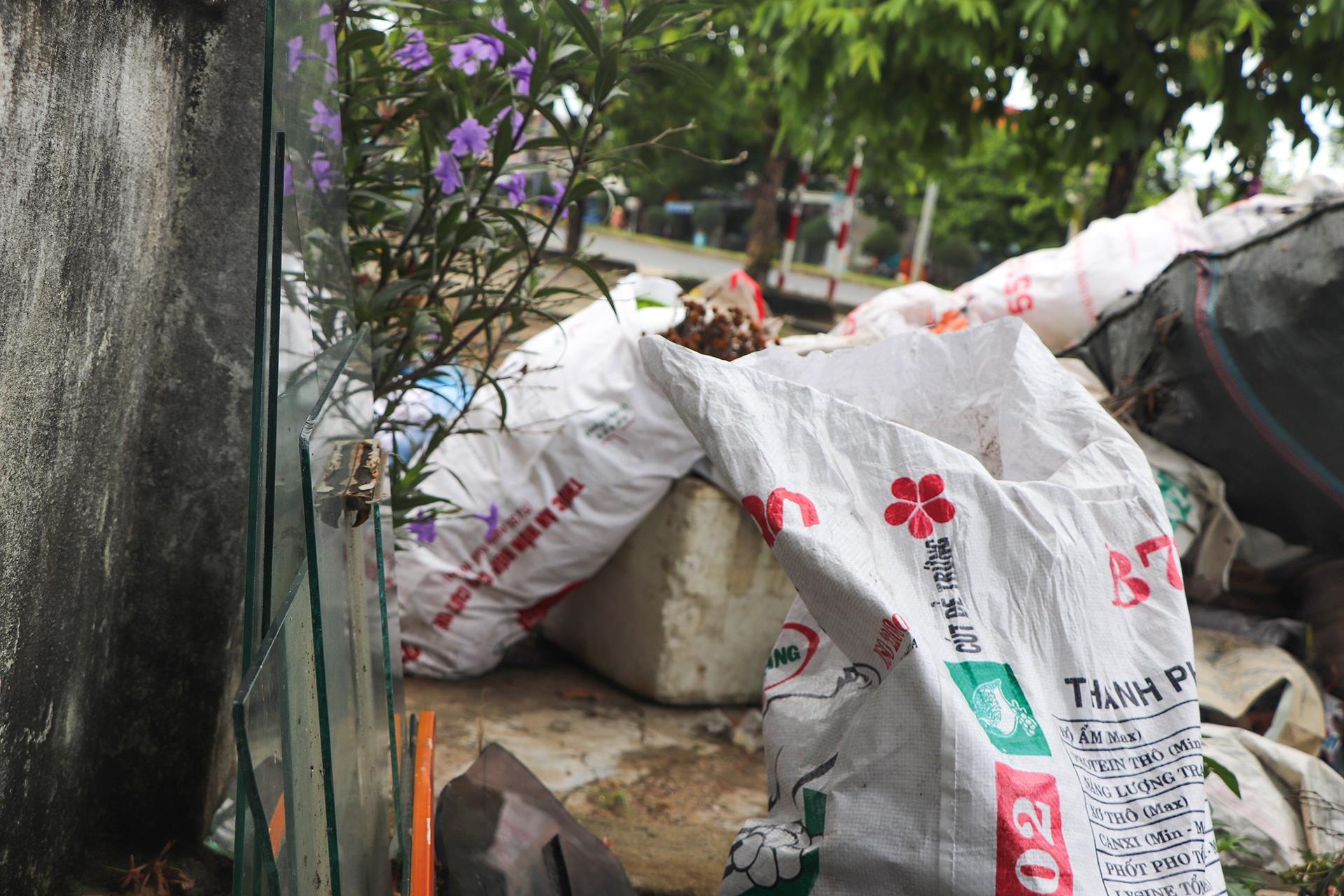 rac chat dong tren quoc lo 1 anh 4