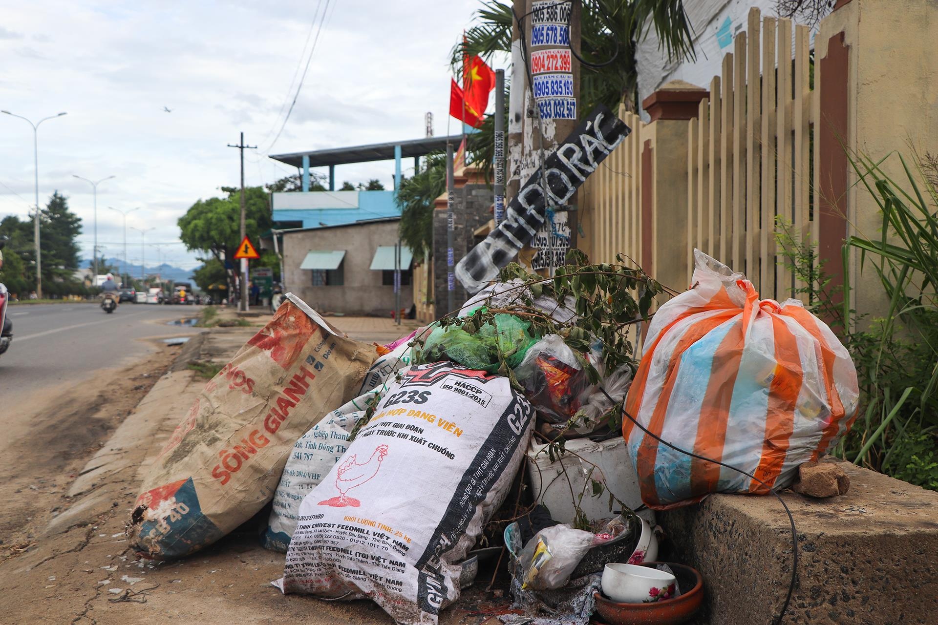 rac chat dong tren quoc lo 1 anh 3